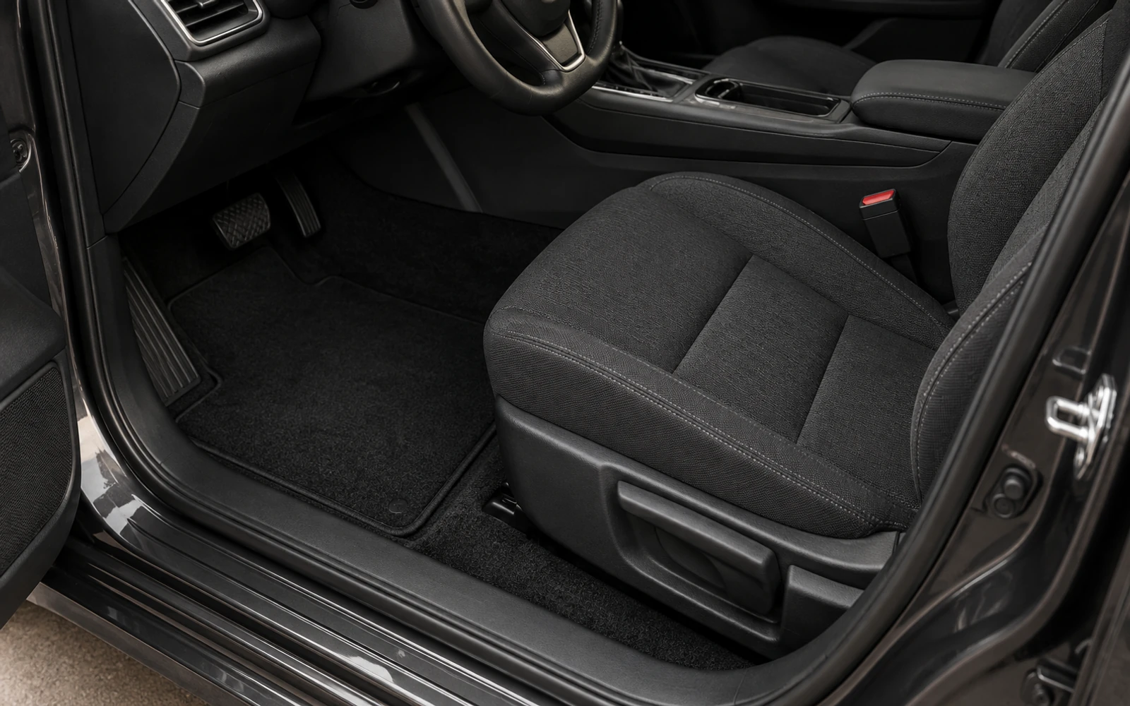 Interior do carro higienizado, com o carpete e os bancos limpos