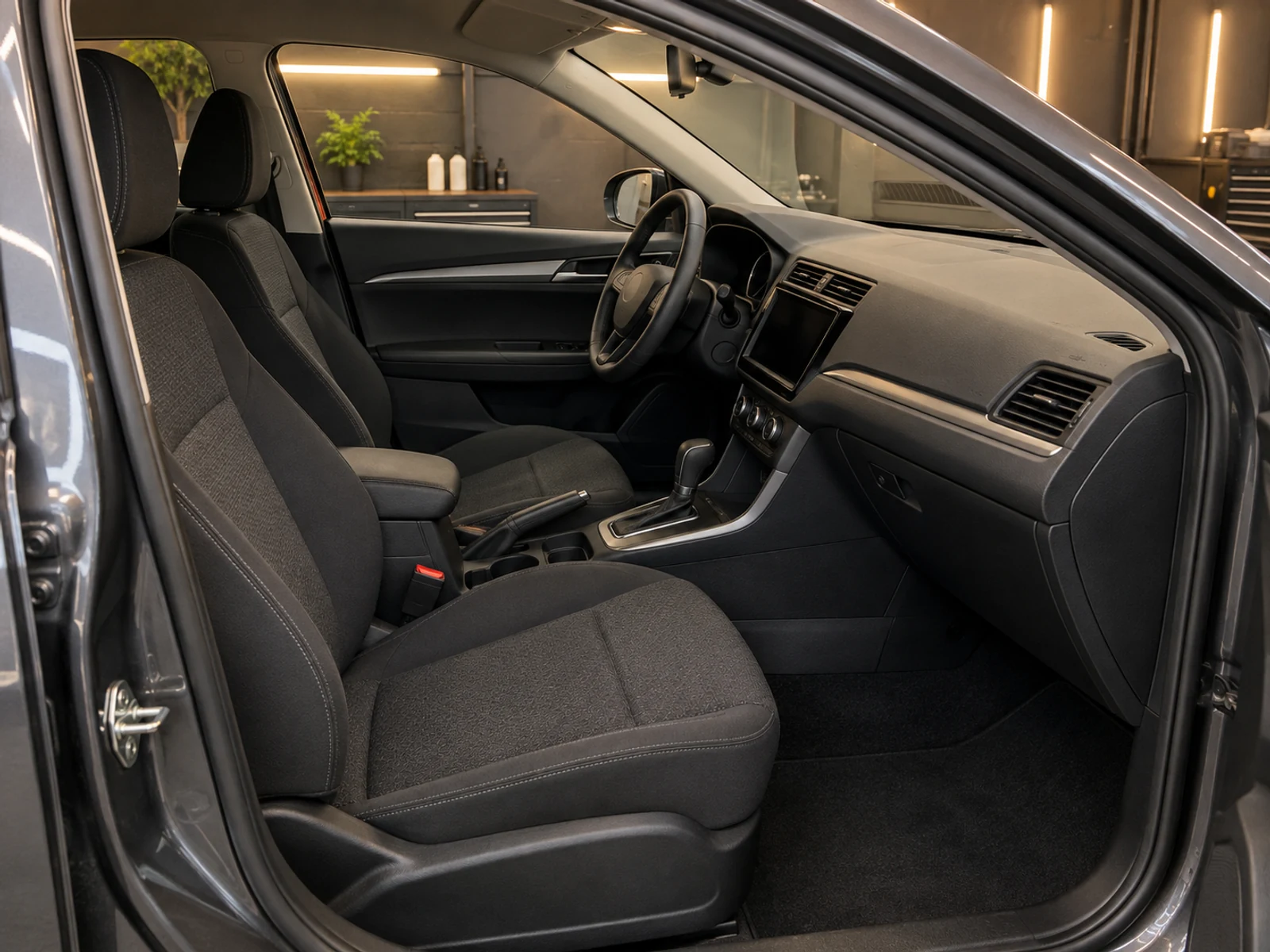 Interior de carro limpo, com os bancos e o painel higienizados